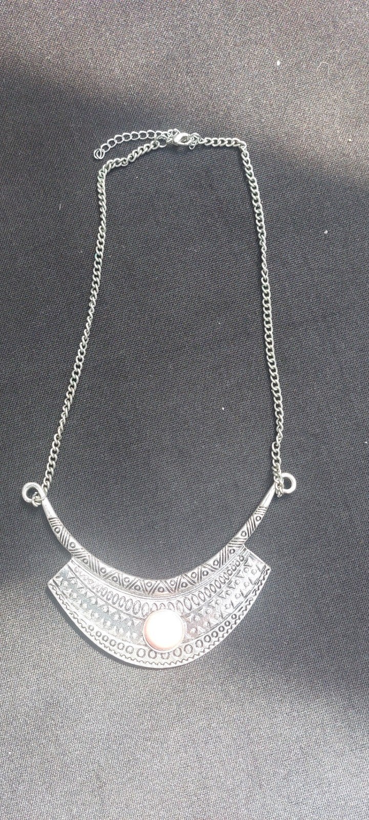 Zilverkleurige ketting met oranje steen, Gebruikt, Ophalen of Verzenden, Zilver, Overige materialen