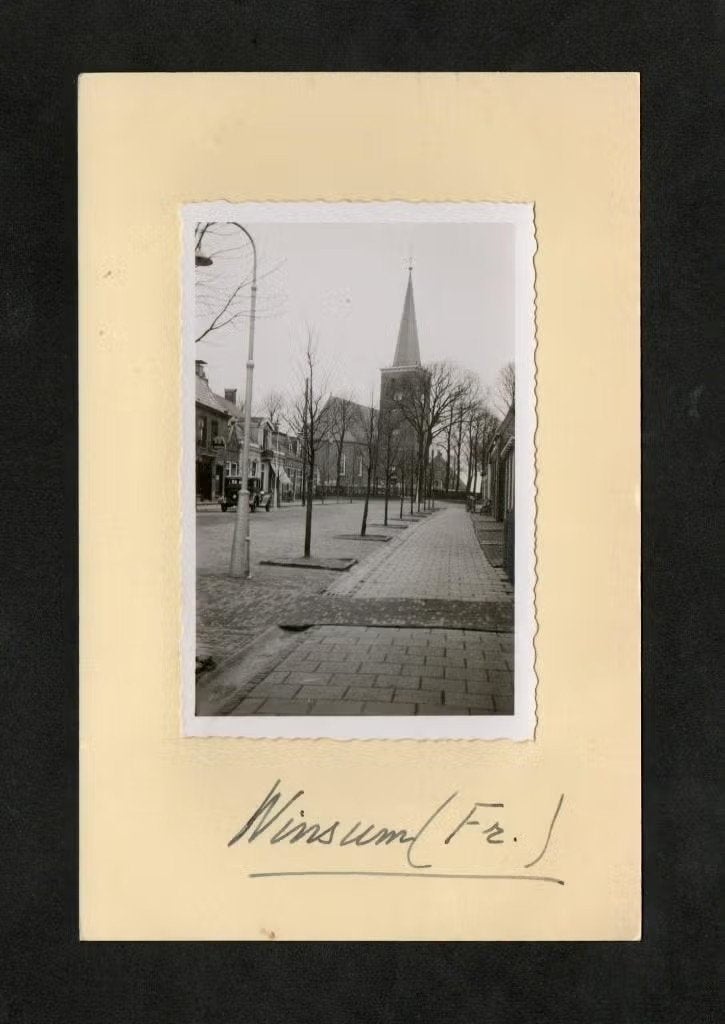 Foto Wirdum Friesland Kerk Auto Jaren 30., Verzamelen, Foto's en Prenten, Foto, Ophalen of Verzenden, Zo goed als nieuw, Gebouw