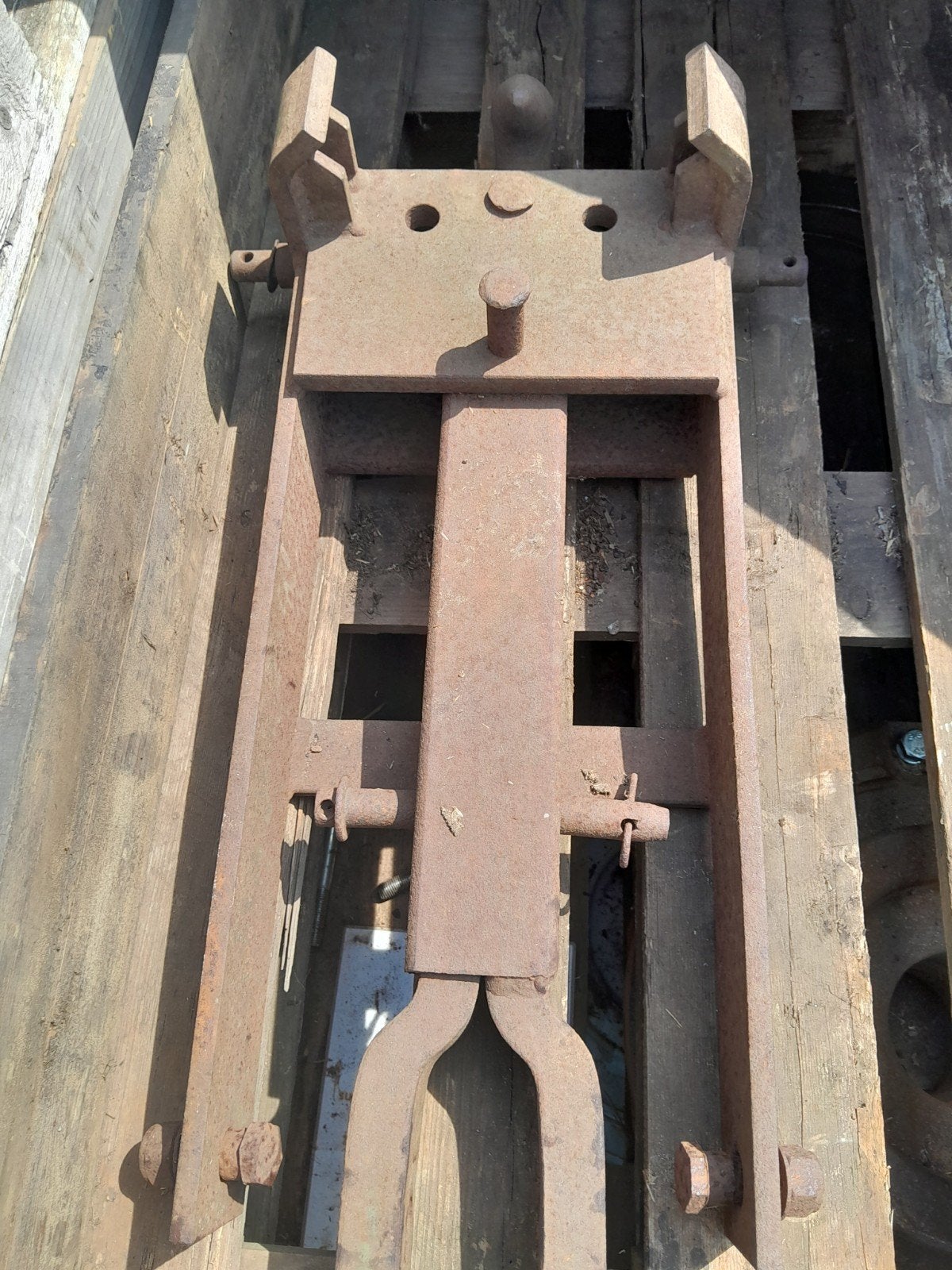 Oude roestige metalen constructie, Ophalen
