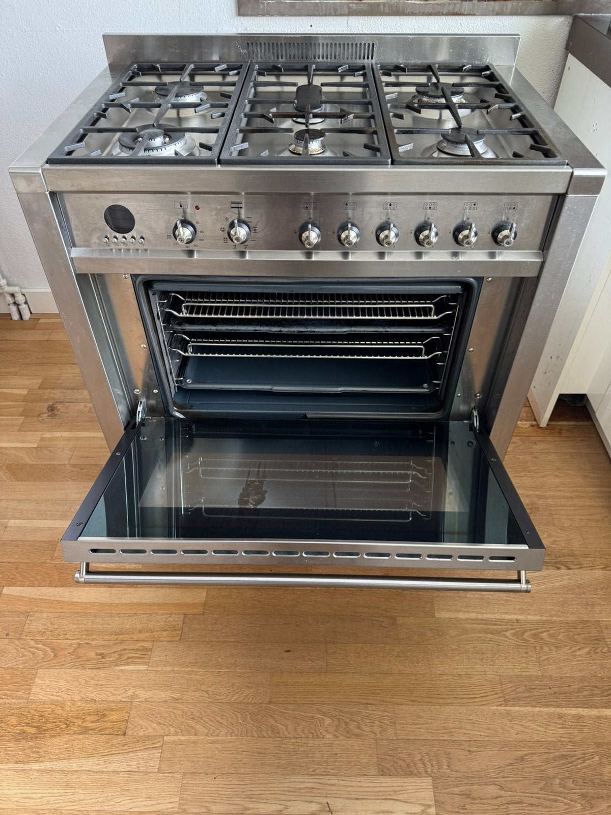 SMEG 6 pits gasfornuis 90cm met wok-visbrander en grillplaat, Witgoed en Apparatuur, Fornuizen, 60 cm of meer, Ophalen of Verzenden