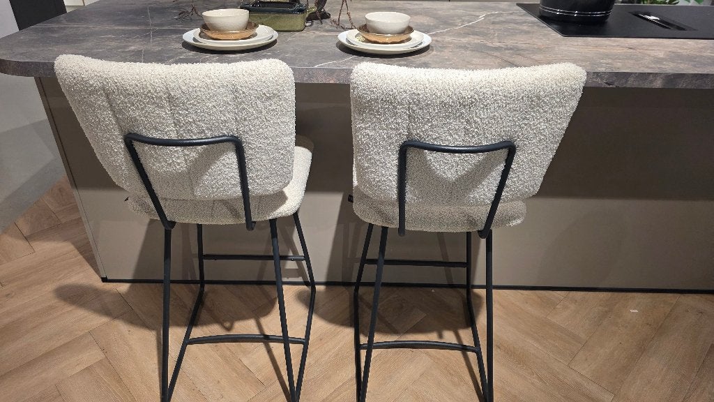 Barkruk 2 stuks wit/creme (Nieuw voor €189,- per stuk), Ophalen, 60 tot 90 cm, Nieuw, Met voetsteun
