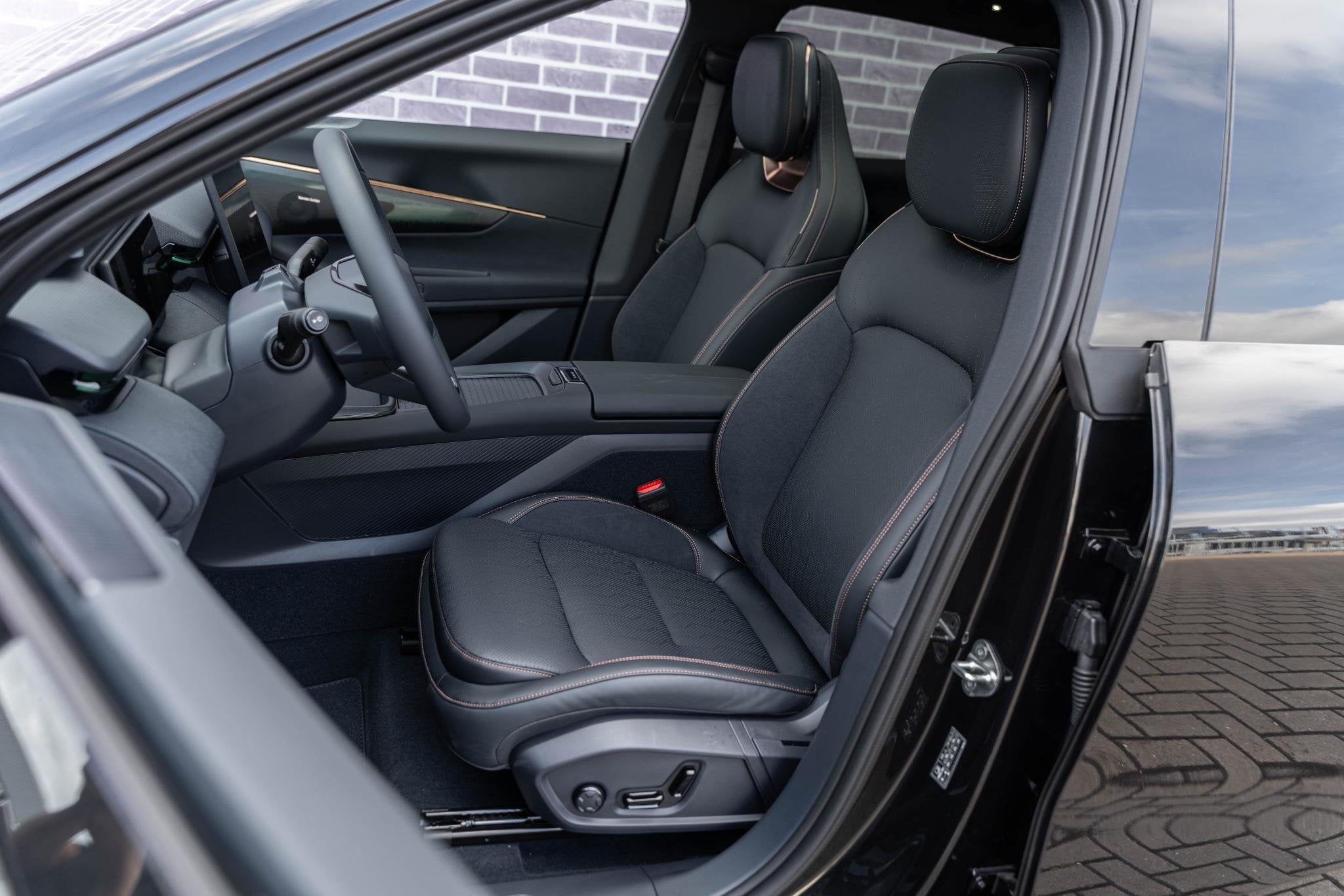 Lynk & Co 08 1.5 More Elektrische massage- & ventilatiestoel, Auto's, Dealer onderhouden, Euro 6, Zwart, Plug-in hybride