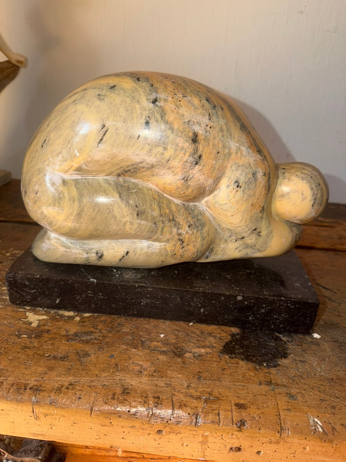 Zeer zwaar marmeren kunstwerk , knielende vrouw ,, Ophalen of Verzenden, Steen of Keramiek