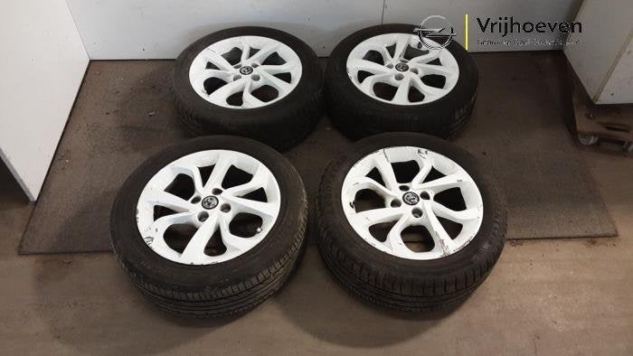 Velgen set + banden van een Opel Corsa (Corsa E 15-), Auto-onderdelen, Banden en Velgen, Gebruikt, -, -, Ophalen of Verzenden