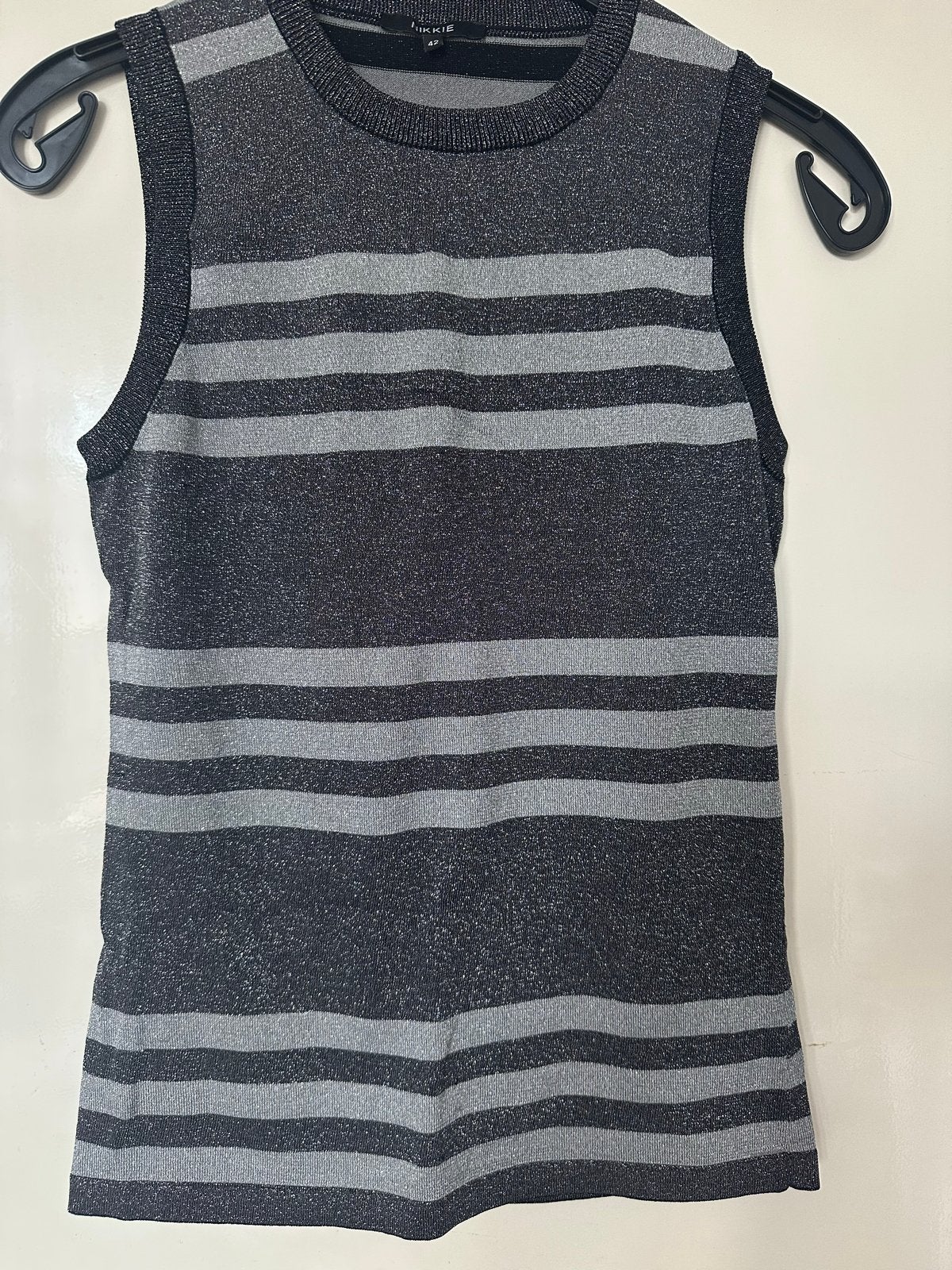 Mouwloos truitje Nikkie - Maat 42, Kleding | Dames, Zwart, Maat 42/44 (L), Ophalen of Verzenden, Zonder mouw