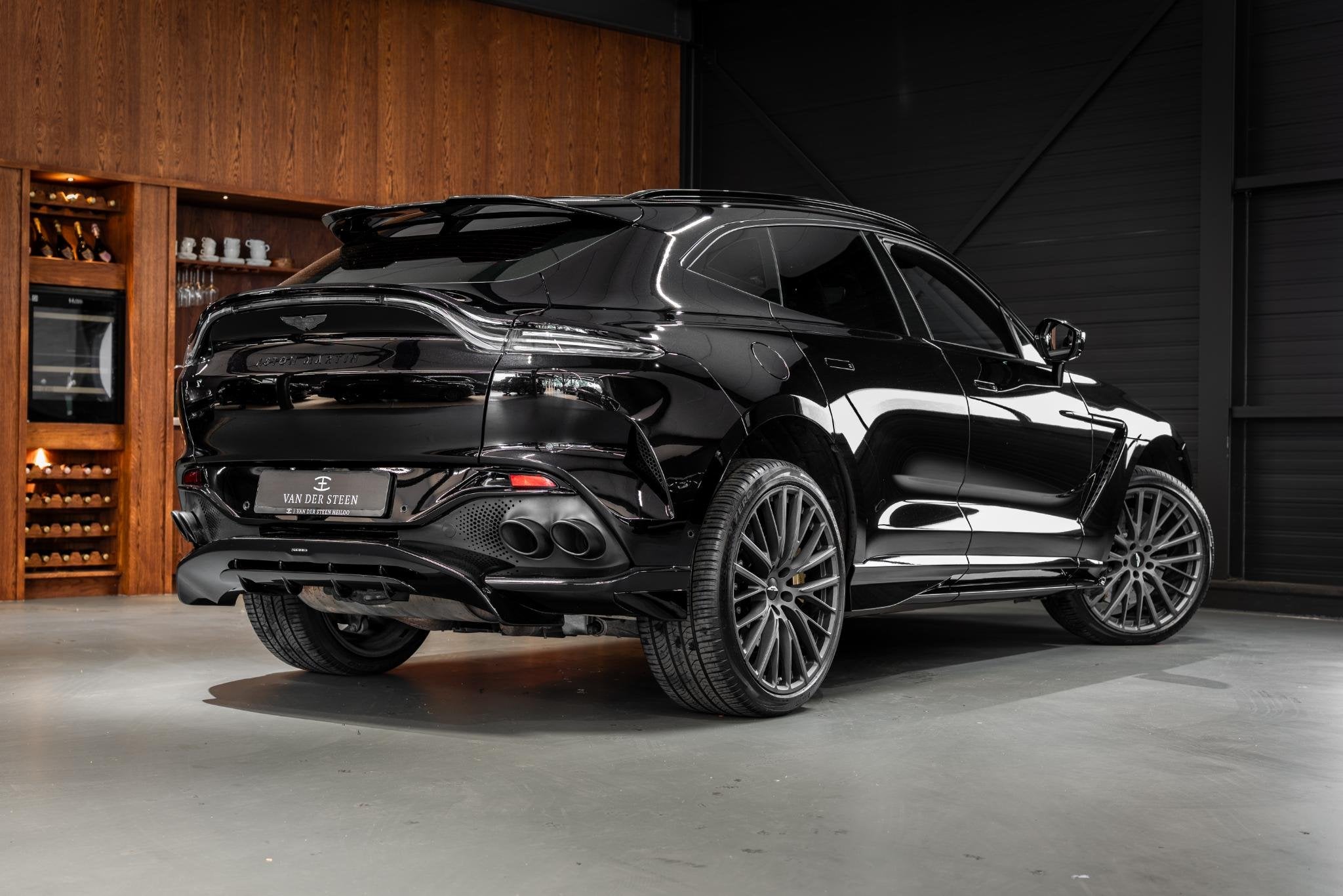 Aston Martin DBX 4.0 V8 707 NL Auto | Keramisch | Carbon l D, Auto's, Aston Martin, Zwart, Bedrijf, Vierwielaandrijving, 147 €/maand