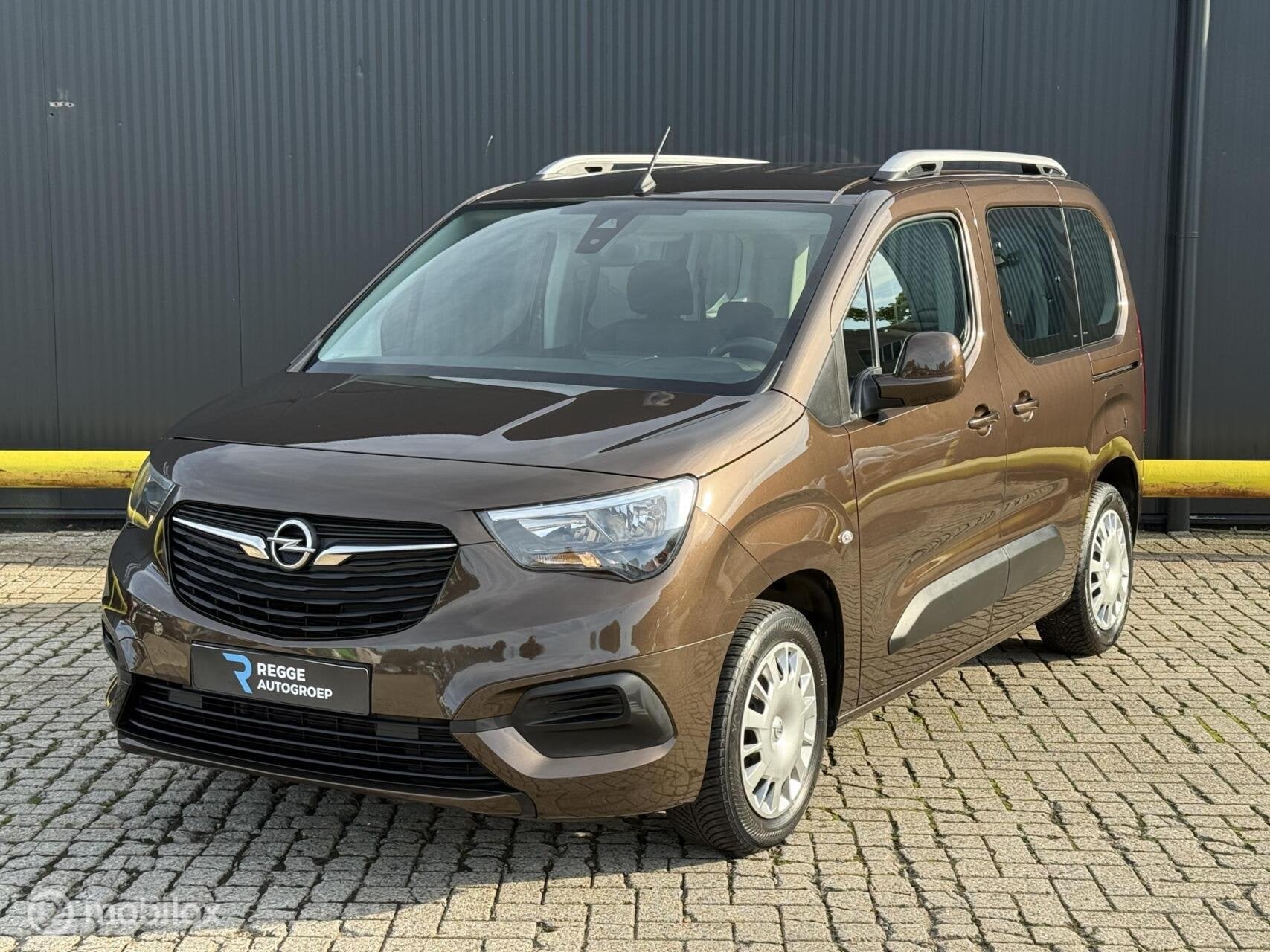 Opel Combo Life 1.2 Turbo L1H1 Edition, Auto's, Gebruikt, Bruin, 1331 kg, Bedrijf