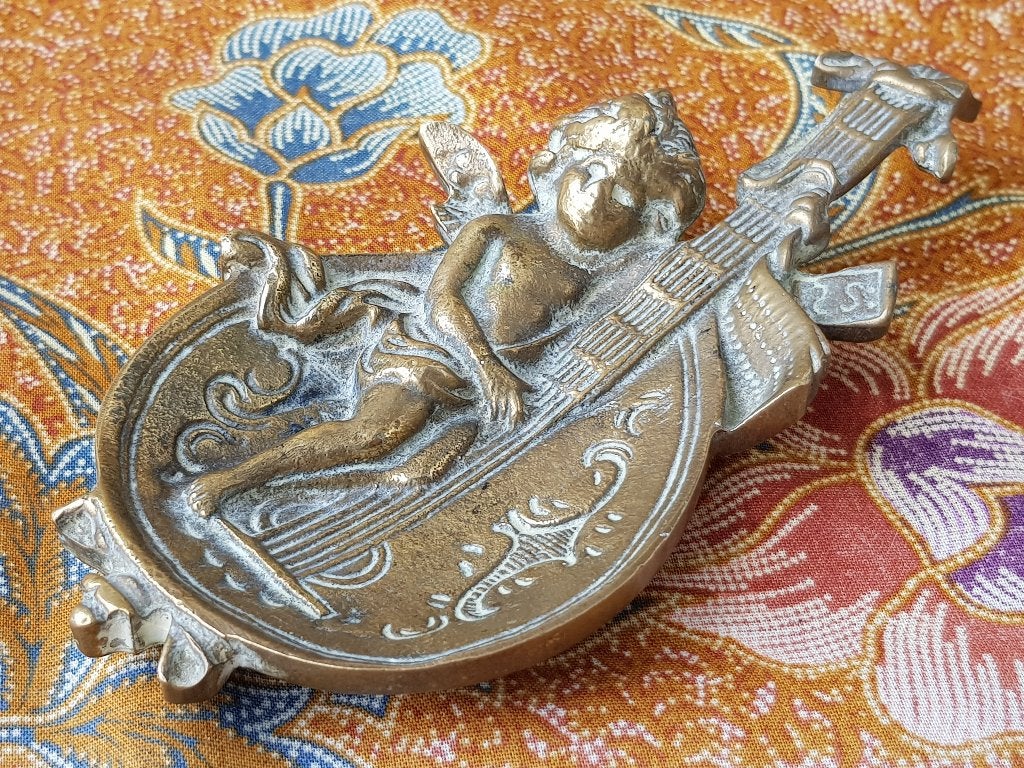 Mooi oud koper muntenschaaltje uit Engeland met een putti., Ophalen of Verzenden, Koper