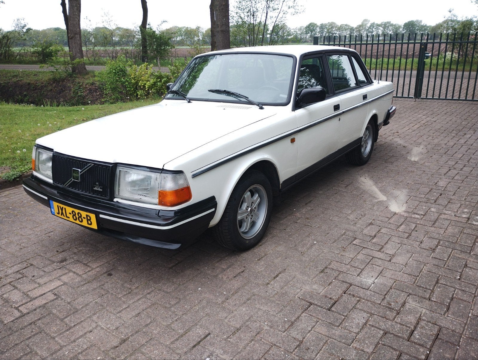 Volvo 240 GLT oldtimer APK 03 2028, Auto's, 4 cilinders, 10 km/l, Grijs, Sedan