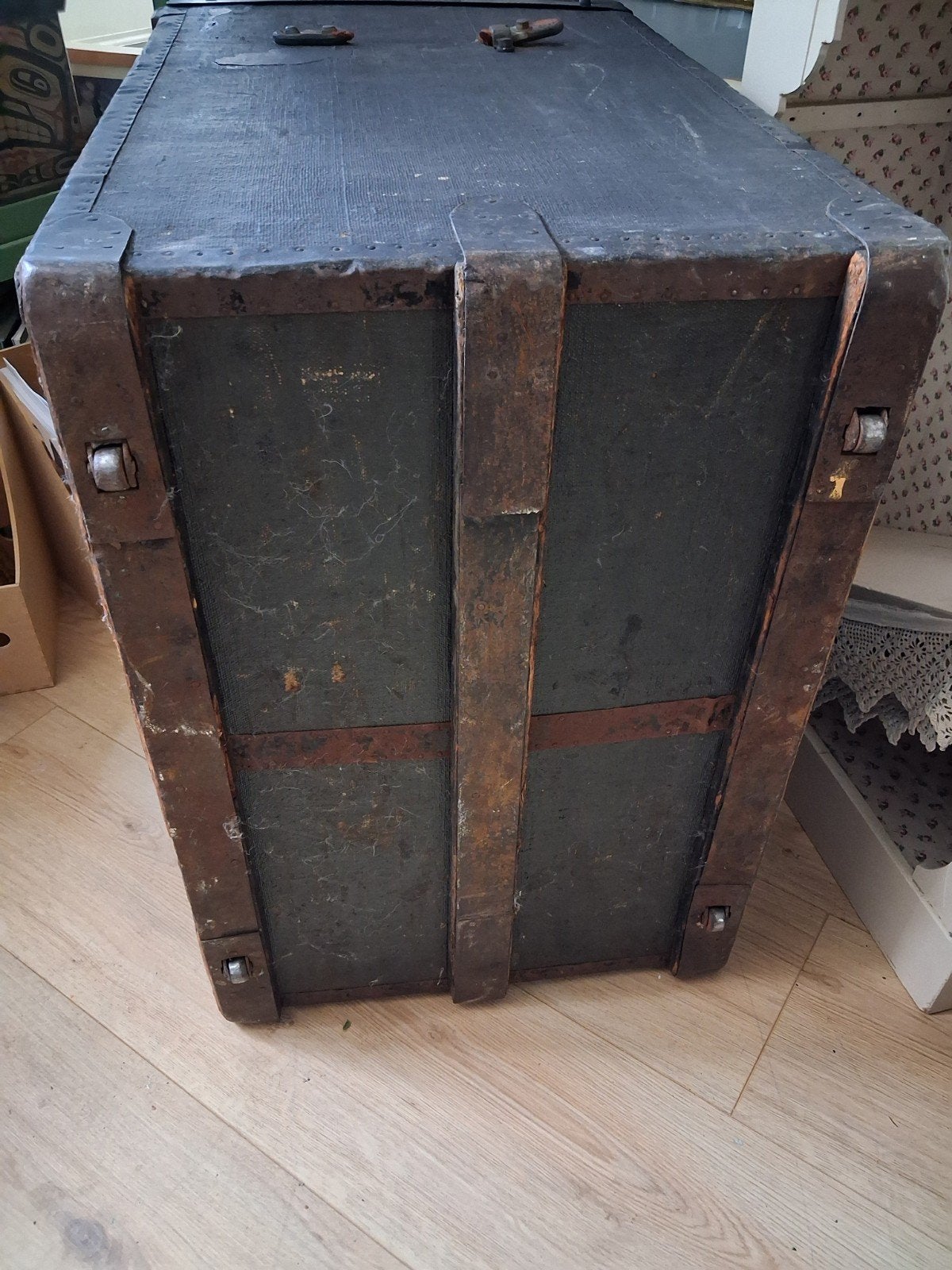 Vintage Koffer/Kist - Zwart met metalen details, Ophalen