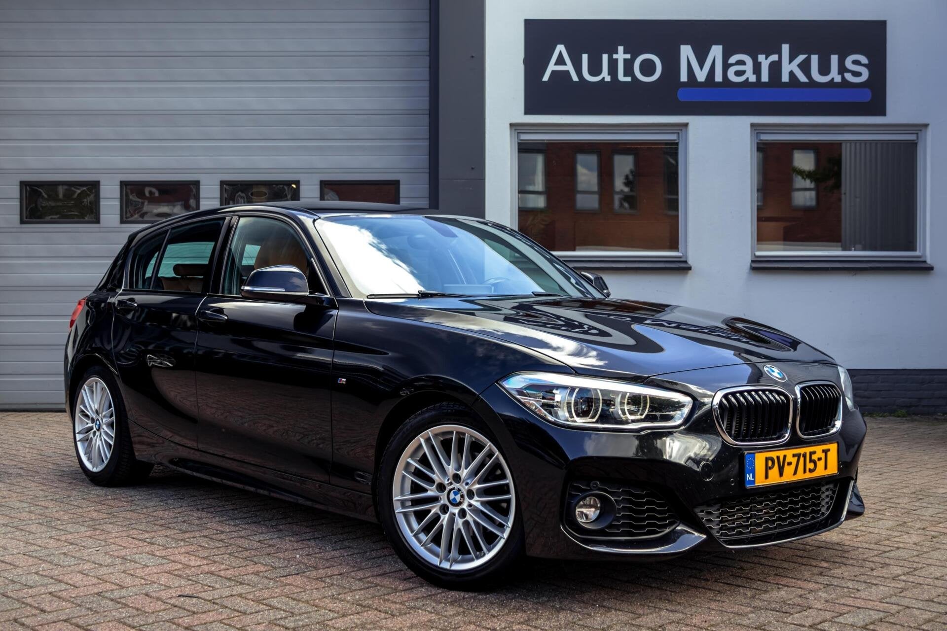 BMW 1-serie 118i M-Sport AUT|Shadowline|LED|Leder|Stoelverwa, Auto's, Zwart, Bedrijf, 650 kg, 3 cilinders