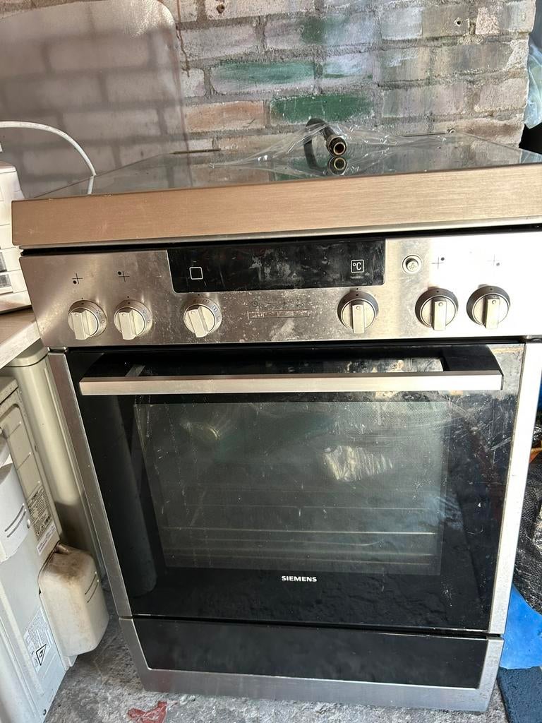 Fornuis van Siemens RVS, 4 gaspitten en een oven, Witgoed en Apparatuur, Fornuizen, Ophalen, 4 kookzones, Zo goed als nieuw, Gas