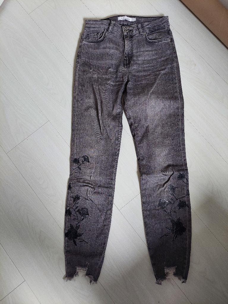 ZwartGrijze spijkerbroek van de Bershka in maat 34, Zo goed als nieuw, W27 (confectie 34) of kleiner, Grijs, Bershka