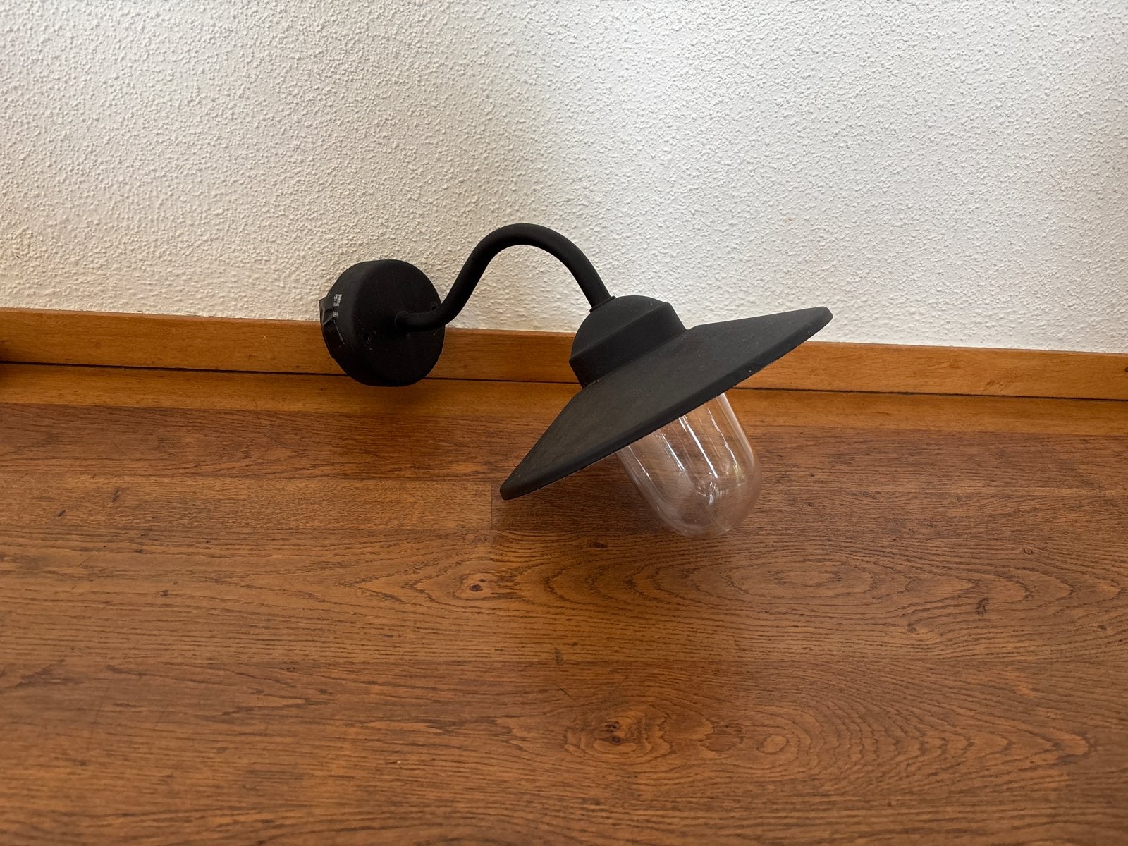 Zwarte industriële buitenlamp met metalen kap, Ophalen, Gebruikt, Wandlamp, Netvoeding