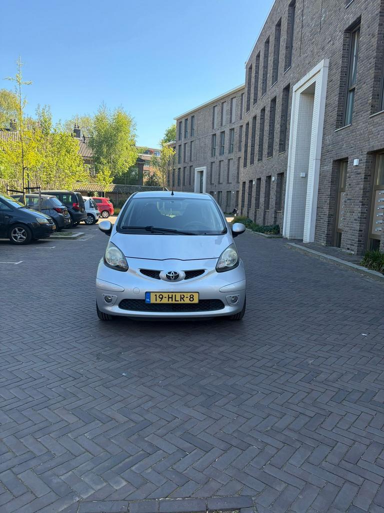 Toyota Aygo 1.0 12V Vvt-i 5DRS MMT 2009 Grijs automaat, Voorwielaandrijving, 4 stoelen, 68 pk, Origineel Nederlands