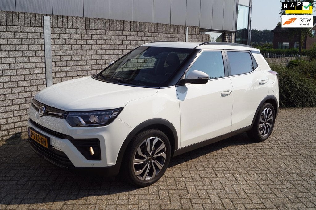 SsangYong Tivoli 1.5 T-GDI 2WD Quartz 163PK Navi Camera Half, Auto's, SsangYong, Voorwielaandrijving, Gebruikt, 4 cilinders, Leder en Stof