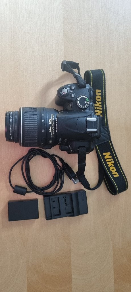 Fotocamera Nikon D3000, incl draagband, oplader + 2 batterij, Ingebouwde flitser, Gebruikt, Ophalen of Verzenden, Nikon