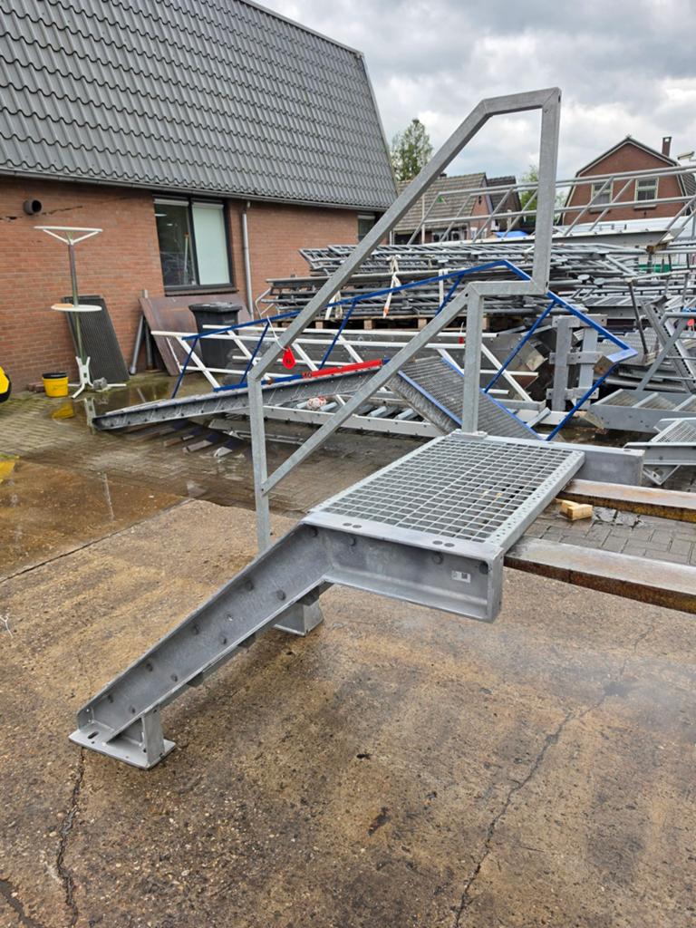 Stalen bordestrapje gegalv hoog 0,96mtr. Nor078, Doe-het-zelf en Verbouw, Ophalen, 2 tot 4 meter