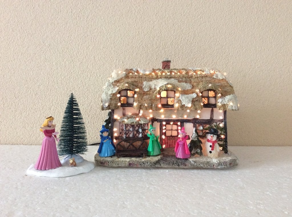 kerstdorp huis met Disney figuren uit Doornroosje, Ophalen of Verzenden, Sneeuwwitje of Doornroosje, Zo goed als nieuw, Beeldje of Figuurtje
