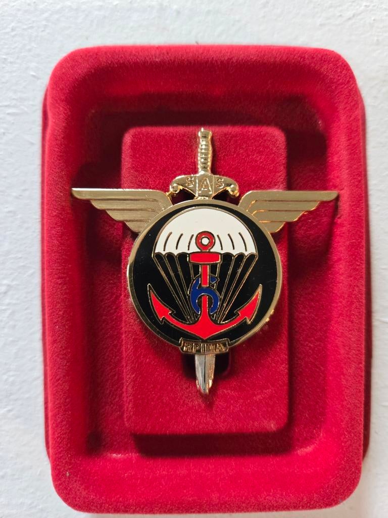 6e RPIMa speld in doosje, Verzamelen, Militaria | Algemeen, Luchtmacht, Embleem of Badge, Overige gebieden, Verzenden