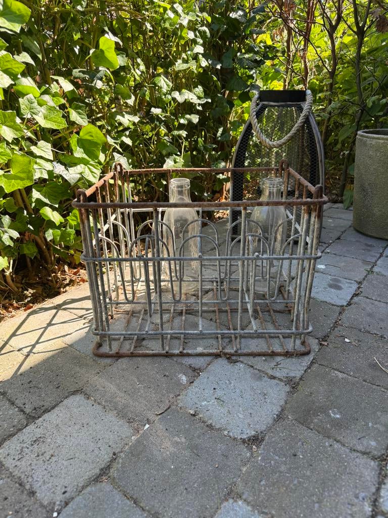 Oud brocante flessenrek met twee melkflessen, Ophalen