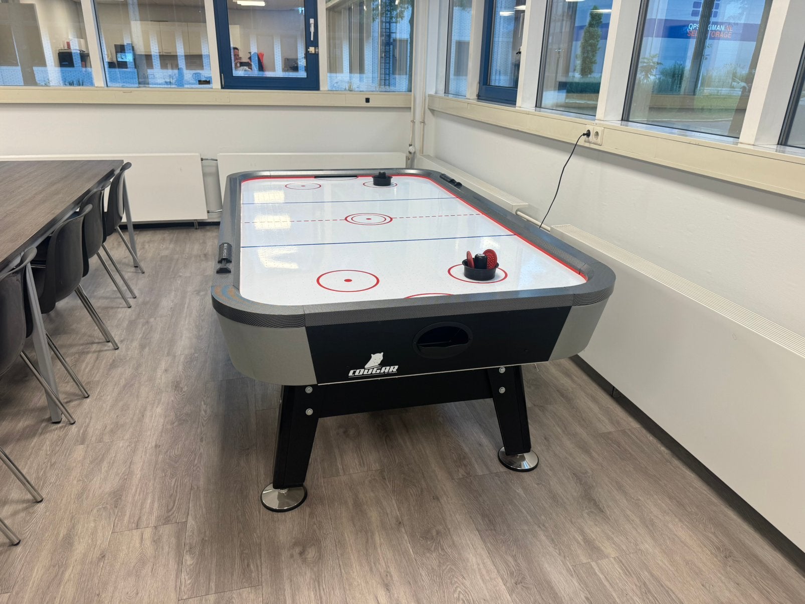 Foto 3 van Airhockeytafel Cougar - Compleet en goed werkend