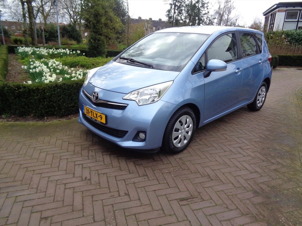 Toyota Verso-S 1.3 VVT-i 99pk CVT Dynamic bij Toyota special, Auto's, Gebruikt, Blauw, Bedrijf, 99 pk