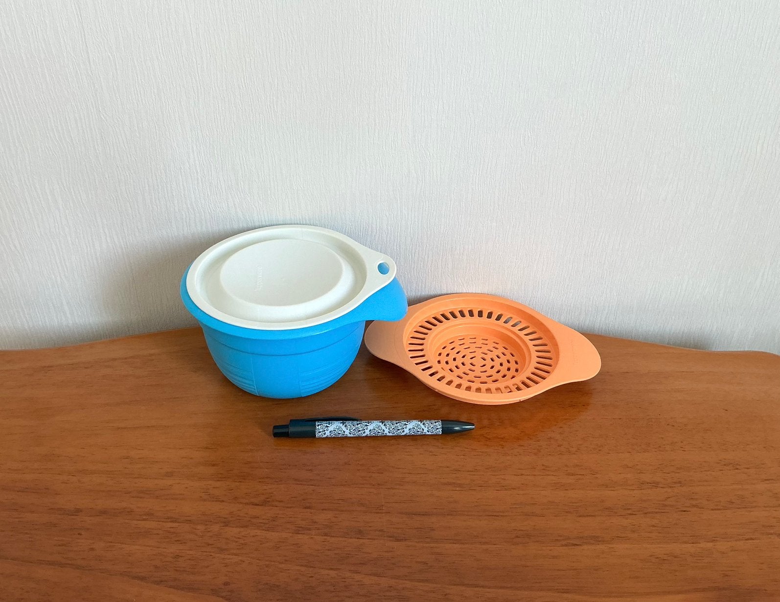 Tupperware Mini Mix- Mengkommetje 650 ml. Met zeefje €7,50., Ophalen of Verzenden, Zo goed als nieuw, Beker of Kan