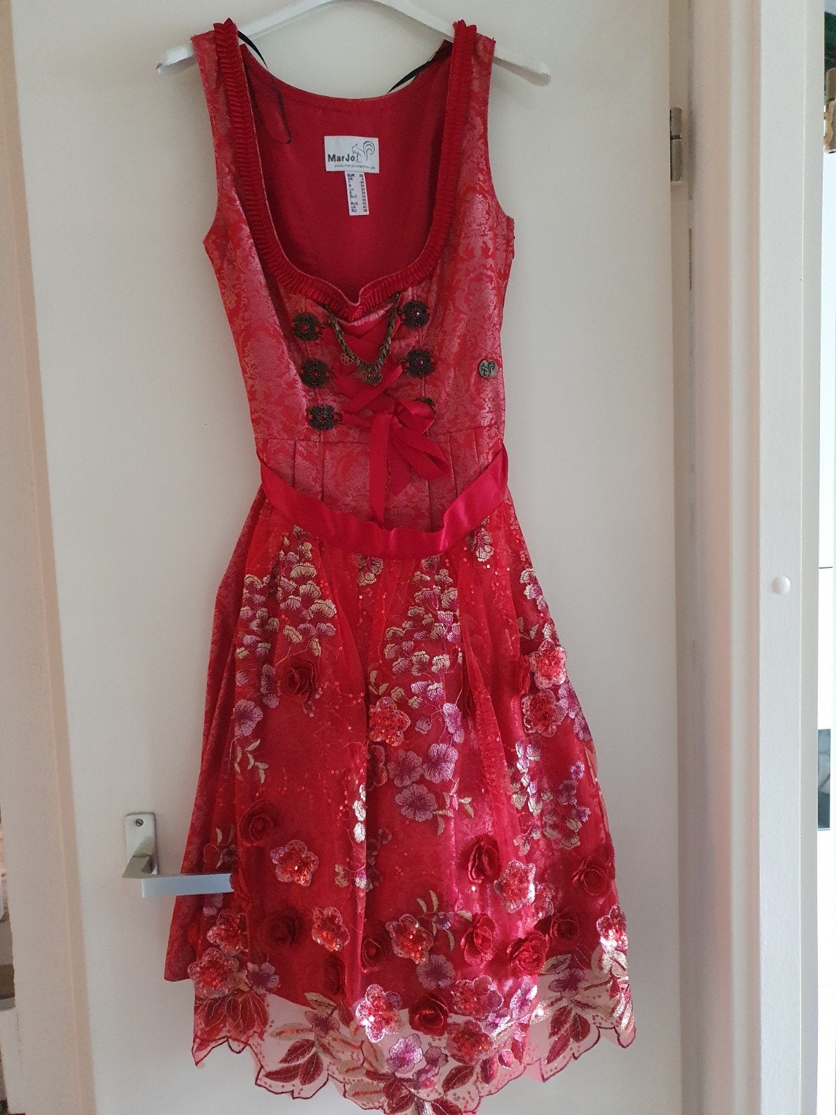 Mooie rode dirndl, maat 34 (XS), Ophalen of Verzenden, Zo goed als nieuw, Knielengte, Rood