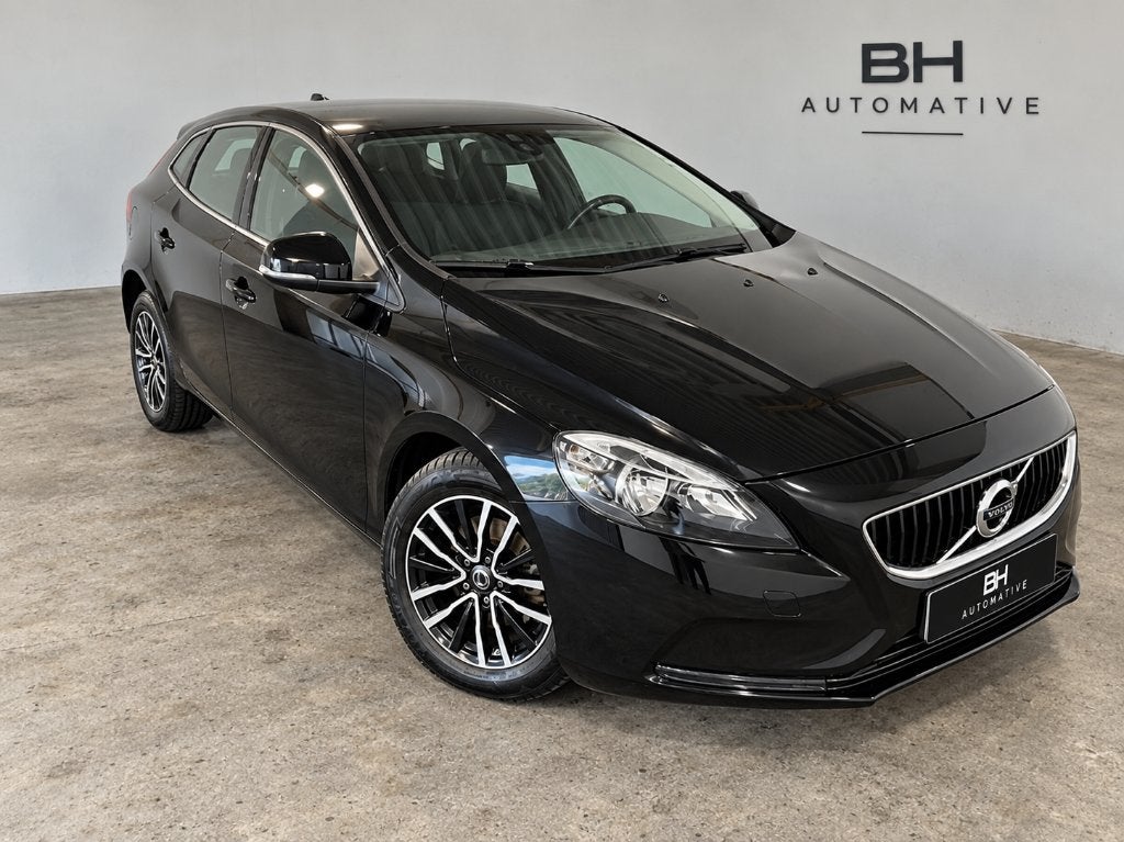 Volvo V40 2.0 D2 120PK 2017 Zwart, Auto's, Voorwielaandrijving, Dealer onderhouden, 28 km/l, Zwart