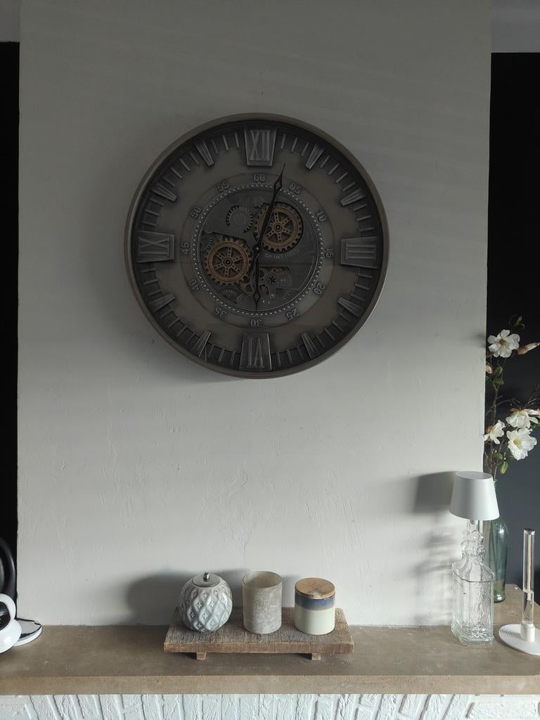 Wandklok met bewegende tandwielen - grijs/goudbrons, Huis en Inrichting, Woonaccessoires | Klokken, Ophalen, Zo goed als nieuw