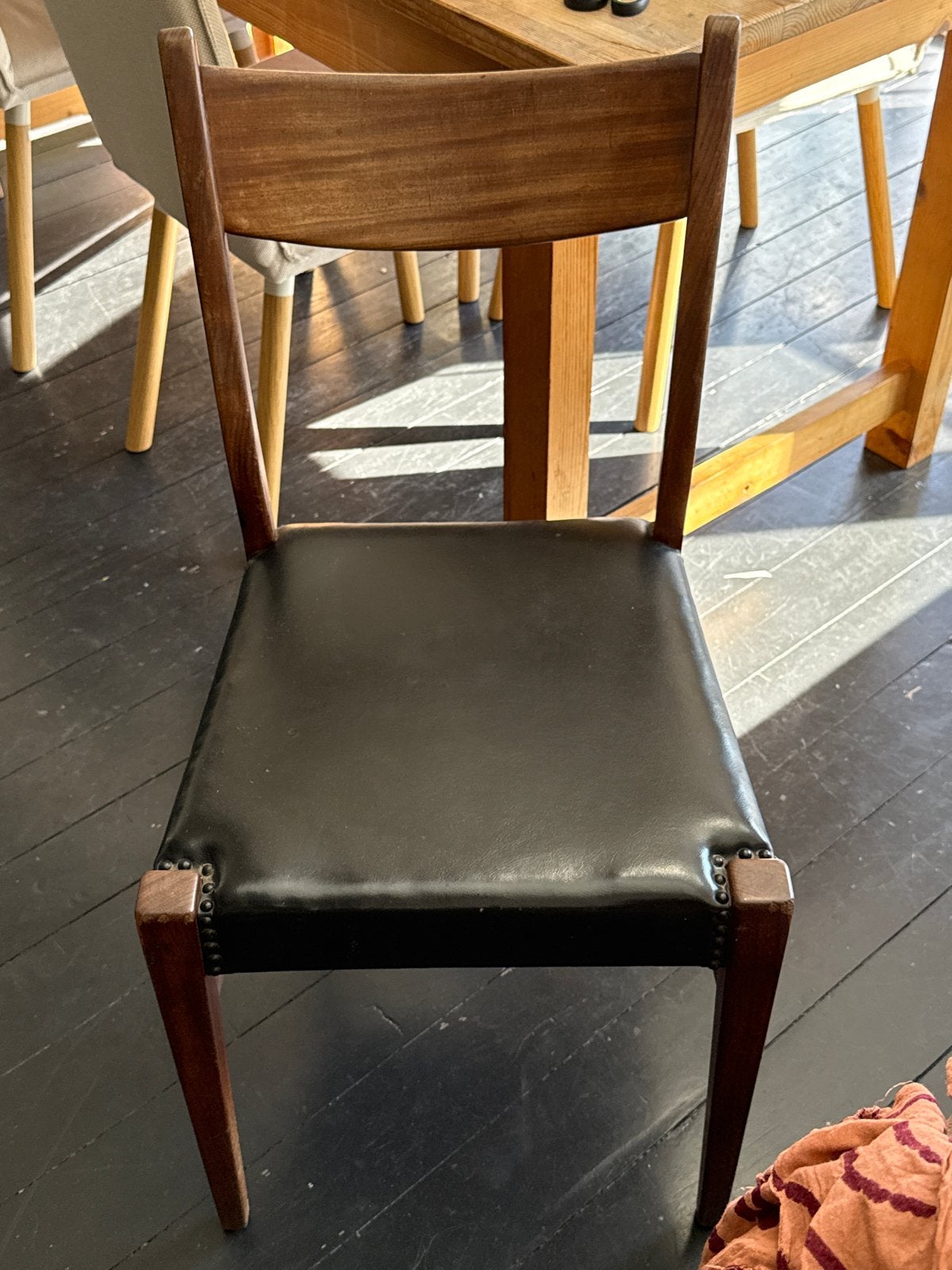 Houten stoel met zwarte leren zitting, Ophalen