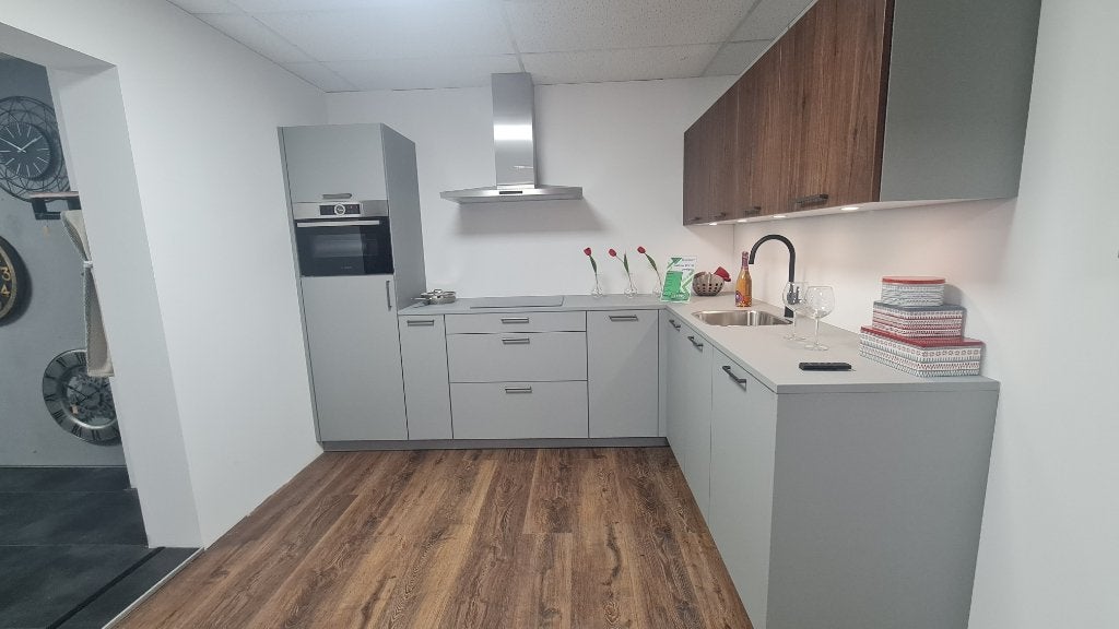 Showroomkeuken parelgrijs compleet met Bosch apparatuur, Ophalen, Hoekkeuken, Nieuw, Kunststof