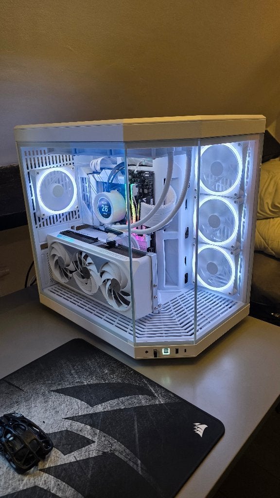 Witte High-End Gaming PC – RTX 4090 AERO OC / Ryzen 7800X3D, Ophalen, Lian Li, 32 GB, Met monitor