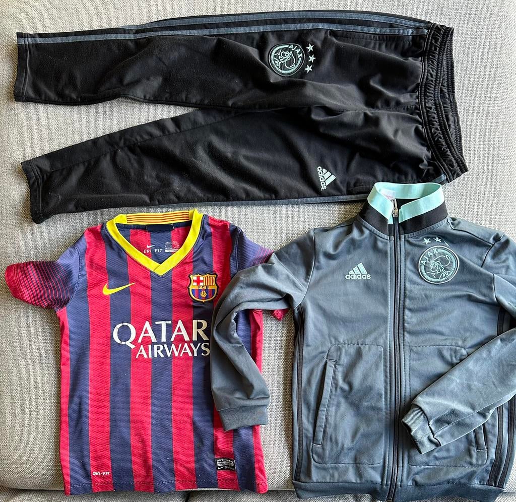 Ajax trainingspak&jogger en Barca shirtje, Kinderen en Baby's, Ophalen, Gebruikt, Jongen of Meisje, Sport- of Zwemkleding