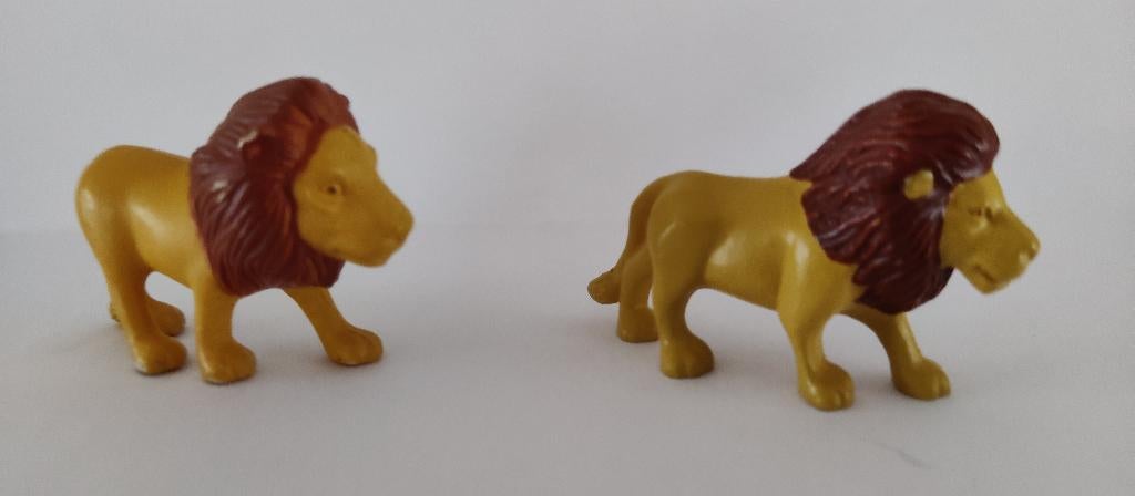2 kleine leeuwen (Leeuwenkoning?), Ophalen of Verzenden, Zo goed als nieuw, Hardplasticfiguren