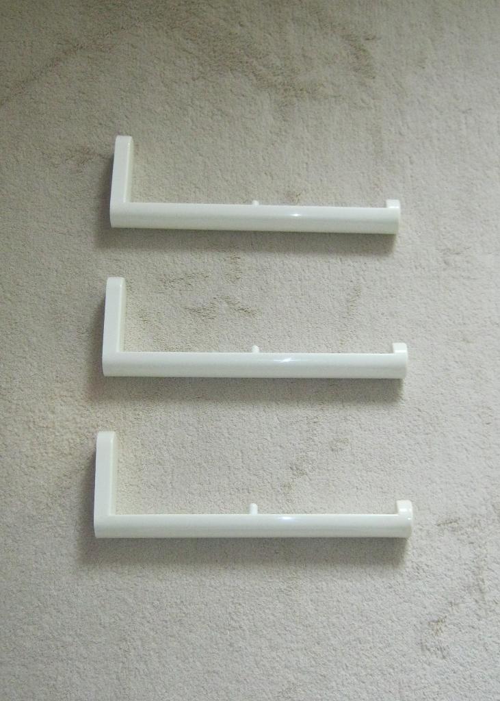 3 witte HEWI Design plankdragers, 310 / 345 mm., Verzenden, Zo goed als nieuw