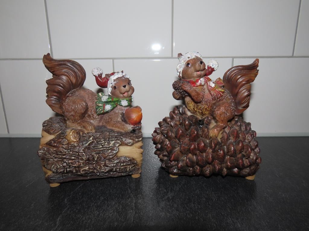 Eekhoorntjes op boomstam/dennenappel Kerst, Ophalen, Zo goed als nieuw