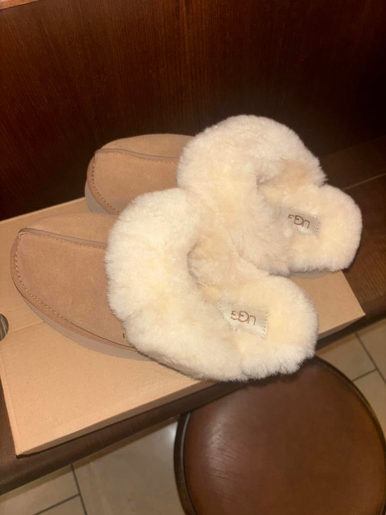 Ugg sloffen - maat 38 - Nieuwstaat, Beige, Nieuw, Ophalen of Verzenden, Pantoffels of Sloffen