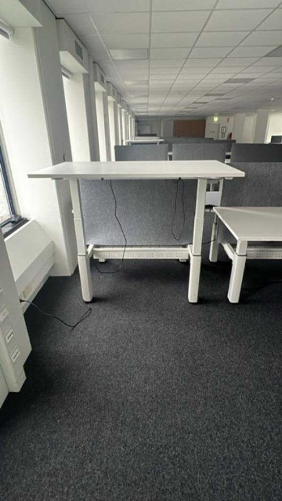 Zit-sta Duo bureau met kabelgoot 140x80xH65-130  cm, 32st, Verzenden, Elektrisch, Gebruikt
