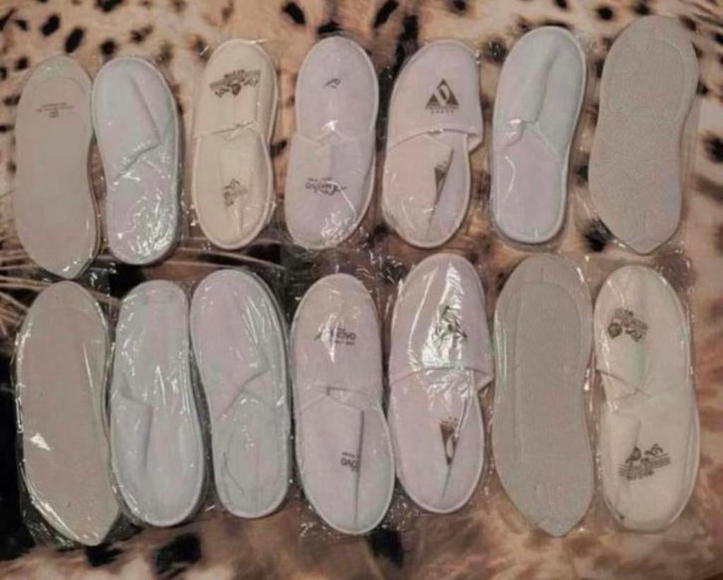Nieuwe Luxe Witte Badstof Slippers, Kleding | Dames, Badmode en Zwemkleding, Nieuw, Overige typen, Wit, Ophalen of Verzenden