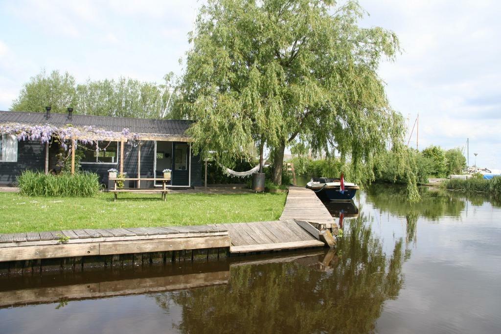 2 persoons en een 4/6 persoons huisje aan water met sloep, 2 slaapkamers, Open haard, Landelijk, Friesland
