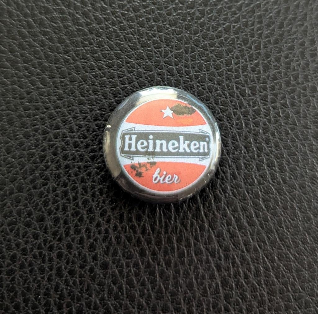 Heineken - 25 mm button/speld/pin - Rood/Wit, Verzamelen, Biermerken, Ophalen of Verzenden, Nieuw, Overige typen, Heineken