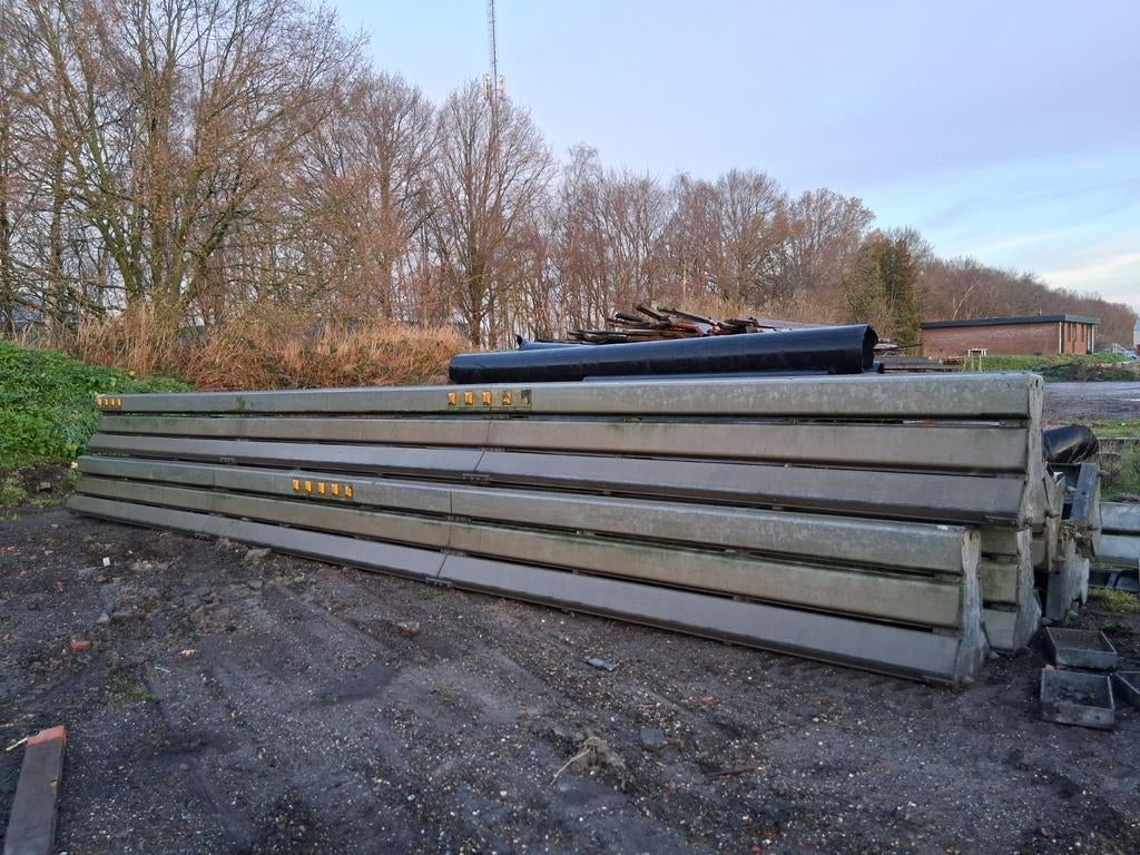 Barriers / rijbaan scheiding / verzinkt metaal 11 meter, Ophalen, Gebruikt, IJzer