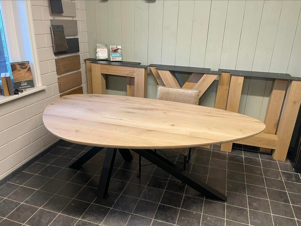 Massief eiken eettafel kiezel vorm, Huis en Inrichting, Tafels | Eettafels, Ophalen of Verzenden, Nieuw