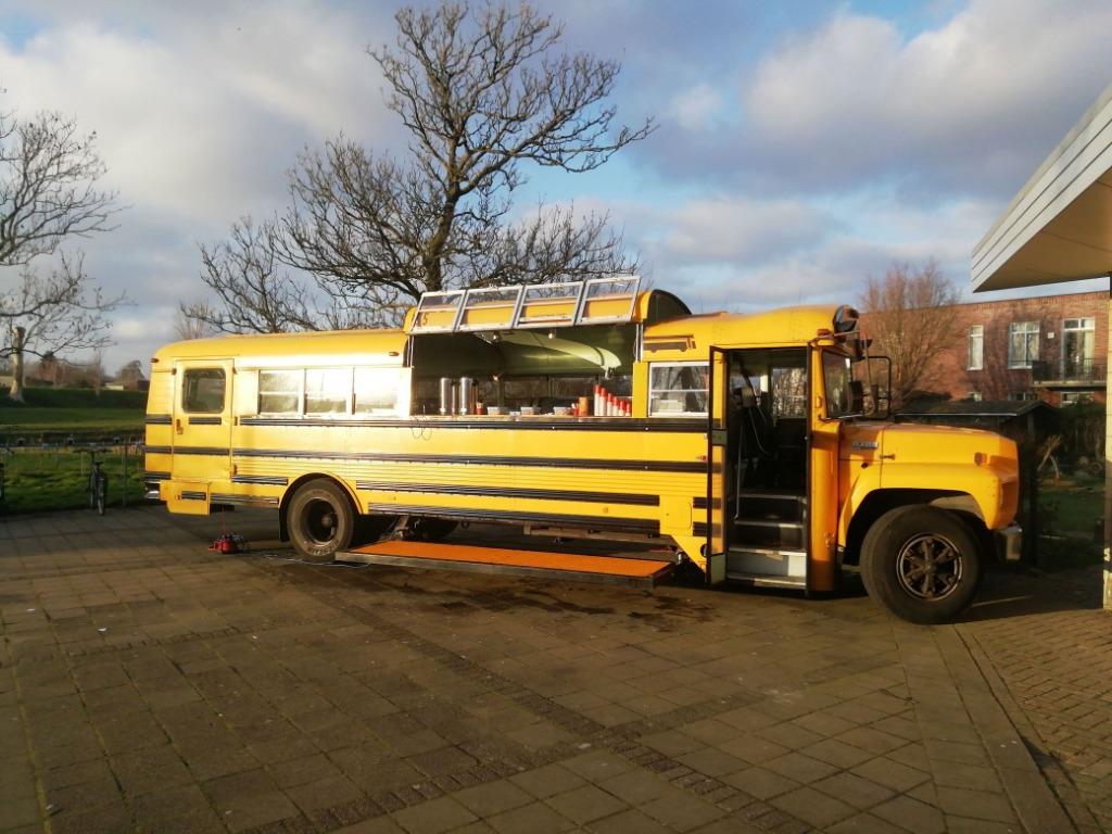 Foto 7 van foodtruck DJ-boot schoolbus te huur