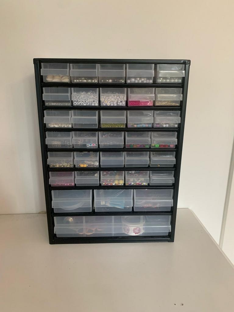 Kralen kast met kralen, Hobby en Vrije tijd, Kralen en Sieraden maken, Ophalen