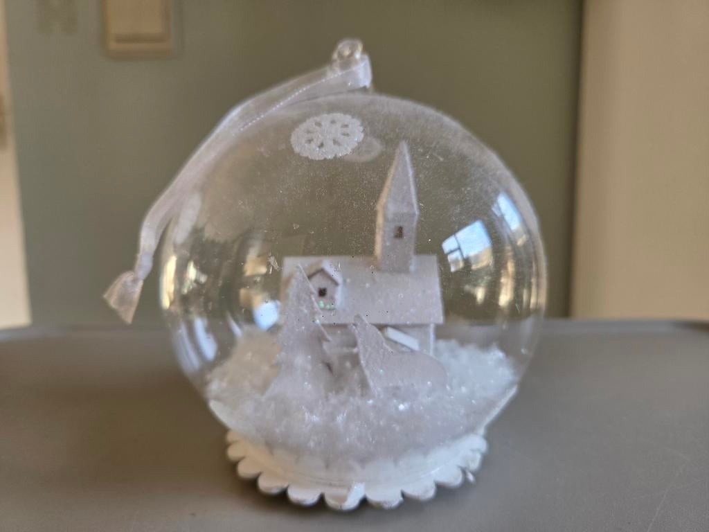 Glazen Kerstbal met Kerkje, Huis en Inrichting, Woonaccessoires | Kandelaars en Kaarsen, Zo goed als nieuw, Kaars, Minder dan 25 cm