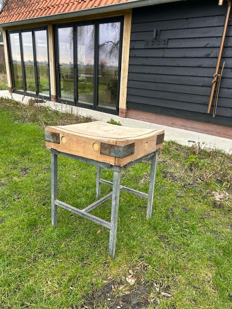 Oud slagersblok, Ophalen