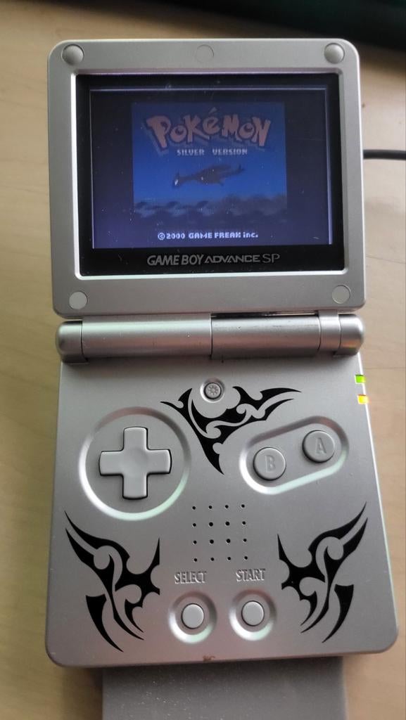 Gameboy Advance Tribal + 2 Pokémon Games + originele lader, Spelcomputers en Games, Spelcomputers | Nintendo Game Boy, Ophalen of Verzenden